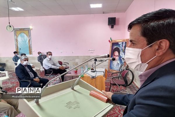 مراسم اهدای جوایز به دانش آموزان برتر آموزشی و پرورشی در دبیرستان امام خمینی( ره)