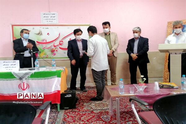 مراسم اهدای جوایز به دانش آموزان برتر آموزشی و پرورشی در دبیرستان امام خمینی( ره)
