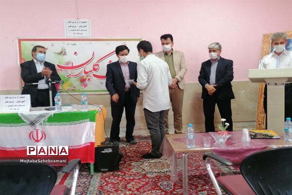 مراسم اهدای جوایز به دانش آموزان برتر آموزشی و پرورشی در دبیرستان امام خمینی( ره)