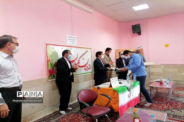 مراسم اهدای جوایز به دانش آموزان برتر آموزشی و پرورشی در دبیرستان امام خمینی( ره)