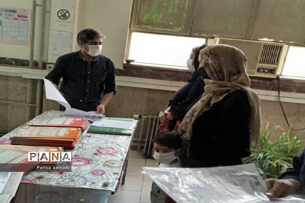 استقرار میز هدایت تحصیلی جهت مشاوره دانش آموزان منطقه ۱۳