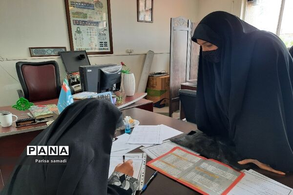 استقرار میز هدایت تحصیلی جهت مشاوره دانش آموزان منطقه ۱۳