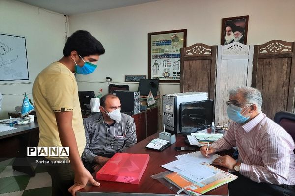 استقرار میز هدایت تحصیلی جهت مشاوره دانش آموزان منطقه ۱۳