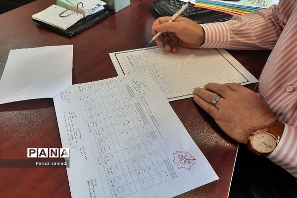 استقرار میز هدایت تحصیلی جهت مشاوره دانش آموزان منطقه ۱۳