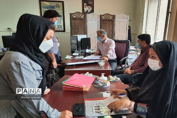 استقرار میز هدایت تحصیلی جهت مشاوره دانش آموزان منطقه ۱۳