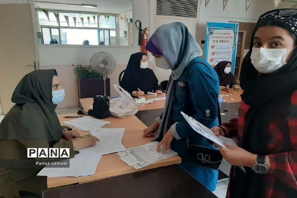 استقرار میز هدایت تحصیلی جهت مشاوره دانش آموزان منطقه ۱۳