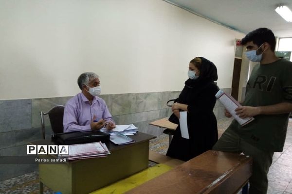 استقرار میز هدایت تحصیلی جهت مشاوره دانش آموزان منطقه ۱۳