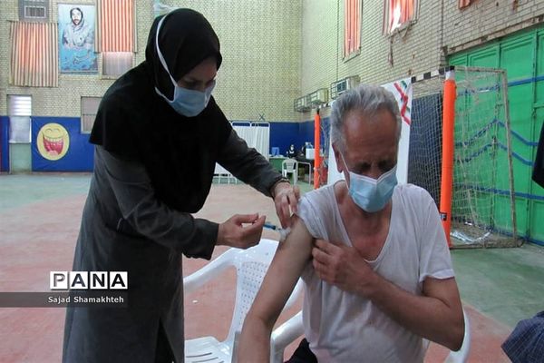 واکسیناسیون افرادبالای ۵۰ سال در اهواز