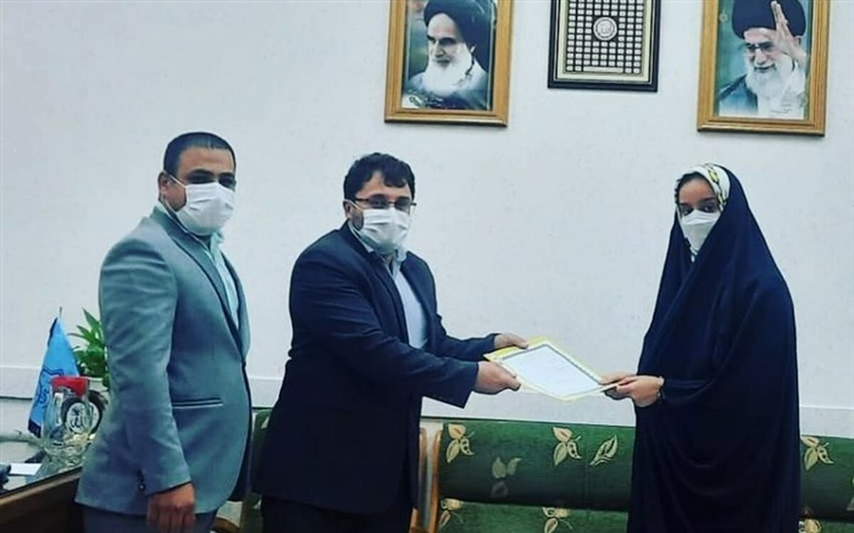 اهدای حکم مشاور نوجوانان مجمع سازمان‌های مردم نهاد استان قم به نماینده مجلس دانش‌آموزی