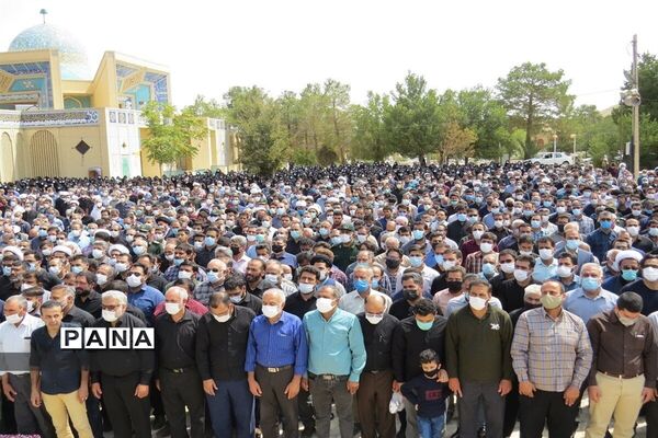 تشییع پیکر محدحسین فرج نژاد به همراه خانواده اش در گلزار شهدای ابرکوه