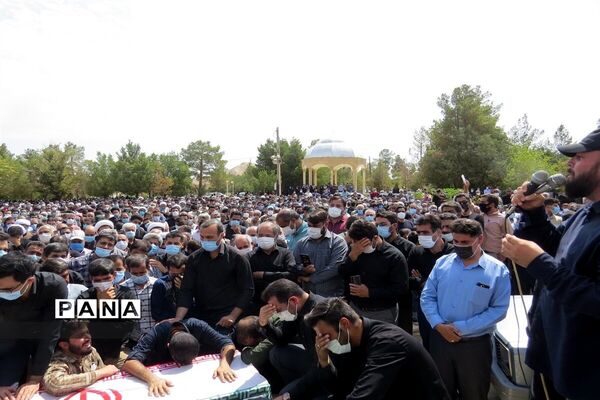 تشییع پیکر محدحسین فرج نژاد به همراه خانواده اش در گلزار شهدای ابرکوه