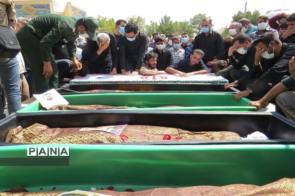 تشییع پیکر محدحسین فرج نژاد به همراه خانواده اش در گلزار شهدای ابرکوه