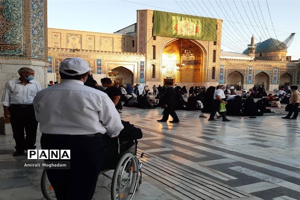 حال و هوای حرم مطهر رضوی  در دهه ولایت