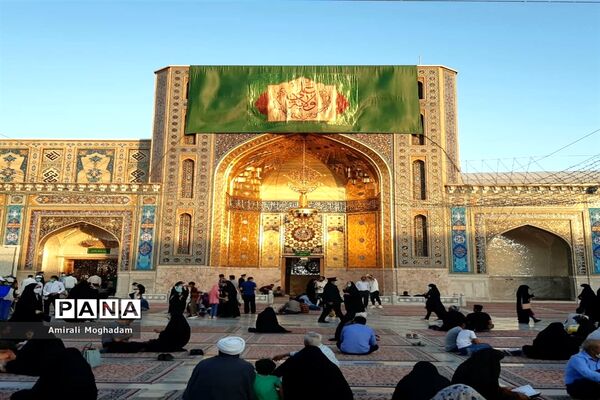 حال و هوای حرم مطهر رضوی  در دهه ولایت
