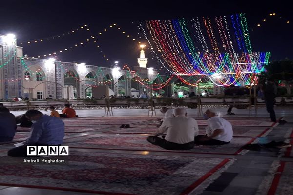 حال و هوای حرم مطهر رضوی  در دهه ولایت