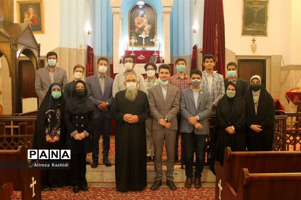 بازدید اعضای انجمن صلح و حقوق بشر جوانان از کلیسای گریگور