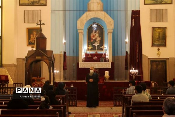 بازدید اعضای انجمن صلح و حقوق بشر جوانان از کلیسای گریگور