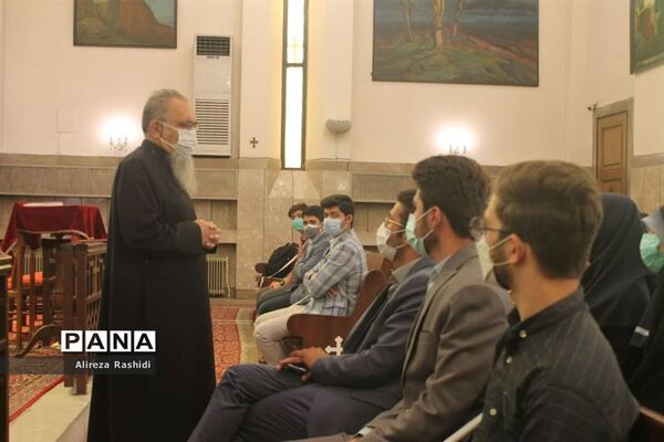 بازدید اعضای انجمن صلح و حقوق بشر جوانان از کلیسای گریگور