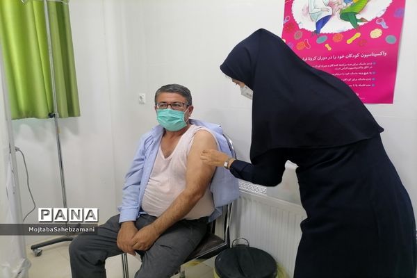 بازدید معاون پرورشی و تربیت بدنی کاشمر از تزریق واکسن کرونا به  فرهنگیان