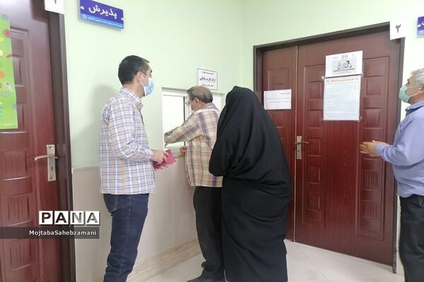 بازدید معاون پرورشی و تربیت بدنی کاشمر از تزریق واکسن کرونا به  فرهنگیان