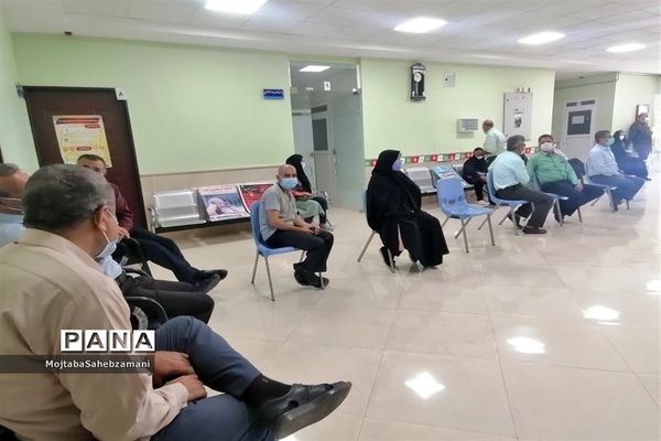 بازدید معاون پرورشی و تربیت بدنی کاشمر از تزریق واکسن کرونا به  فرهنگیان