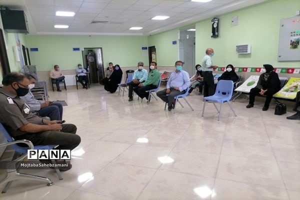 بازدید معاون پرورشی و تربیت بدنی کاشمر از تزریق واکسن کرونا به  فرهنگیان