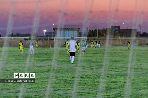 مسابقه فوتبال بین دو تیم پیشکسوتان آموزش و پرورش و باشگاه نفت امیدیه