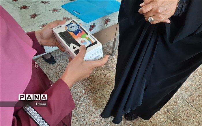اهدای دو دستگاه تلفن همراه به دانش‌آموزان منطقه۱۷