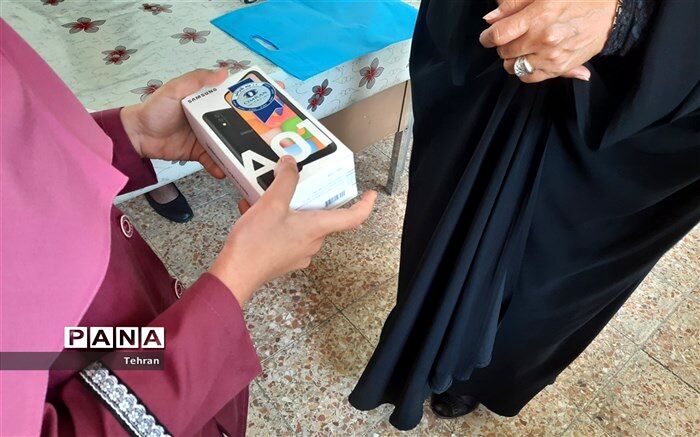 اهدای دو دستگاه تلفن همراه به دانش‌آموزان منطقه۱۷