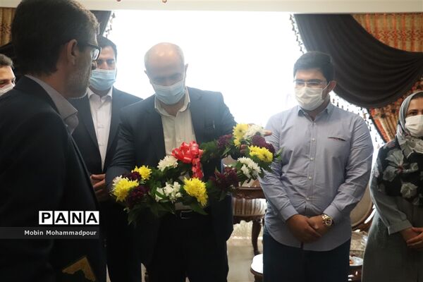 تجلیل مدیر‌کل آموزش و پرورش آذربایجان شرقی از رتبه 1 کنکور تجربی 1400