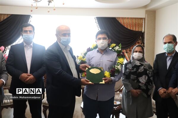 تجلیل مدیر‌کل آموزش و پرورش آذربایجان شرقی از رتبه 1 کنکور تجربی 1400