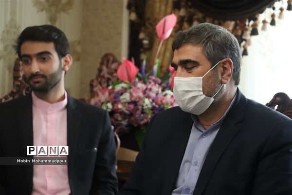 تجلیل مدیر‌کل آموزش و پرورش آذربایجان شرقی از رتبه 1 کنکور تجربی 1400