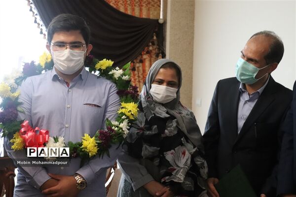 تجلیل مدیر‌کل آموزش و پرورش آذربایجان شرقی از رتبه 1 کنکور تجربی 1400