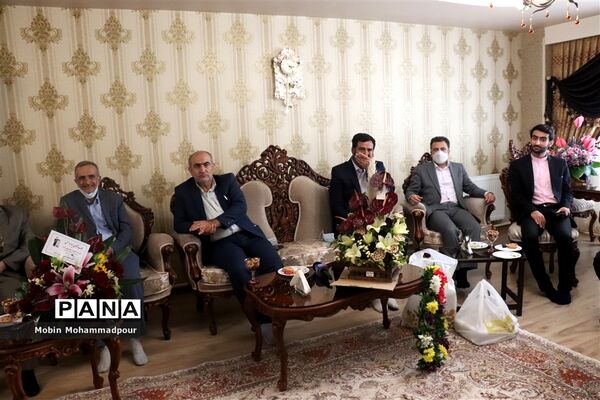 تجلیل مدیر‌کل آموزش و پرورش آذربایجان شرقی از رتبه 1 کنکور تجربی 1400
