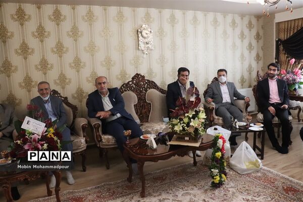 تجلیل مدیر‌کل آموزش و پرورش آذربایجان شرقی از رتبه 1 کنکور تجربی 1400