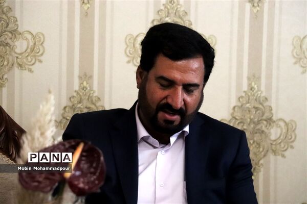 تجلیل مدیر‌کل آموزش و پرورش آذربایجان شرقی از رتبه 1 کنکور تجربی 1400