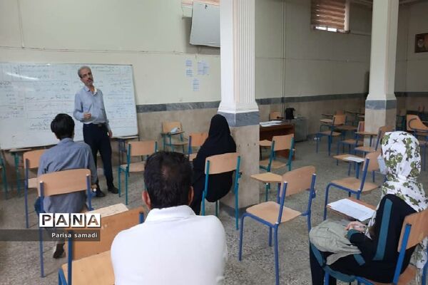 بازدید مدیر آموزش و پرورش منطقه ۱۳ از پایگاه‌های مشاوره کنکور ۱۴۰۰