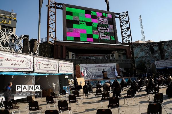 بازدید شهردارو رییس شورای شهر تهران از نمایشگاه عطر سیب