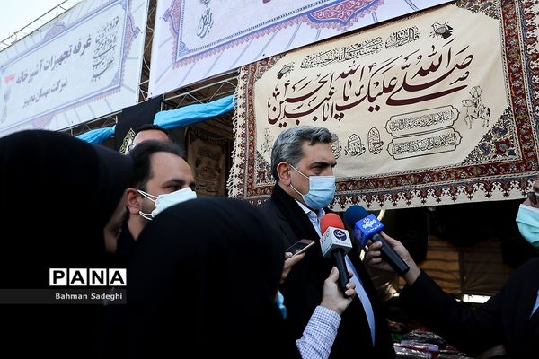 بازدید شهردارو رییس شورای شهر تهران از نمایشگاه عطر سیب