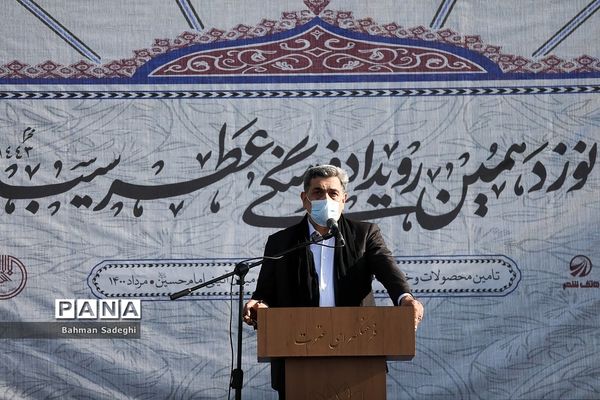 بازدید شهردارو رییس شورای شهر تهران از نمایشگاه عطر سیب