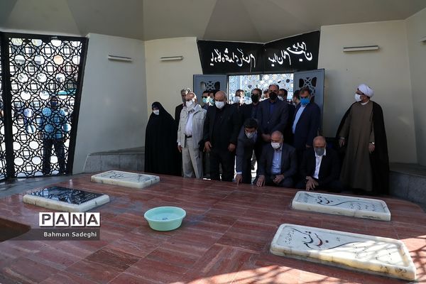 بازدید شهردارو رییس شورای شهر تهران از نمایشگاه عطر سیب