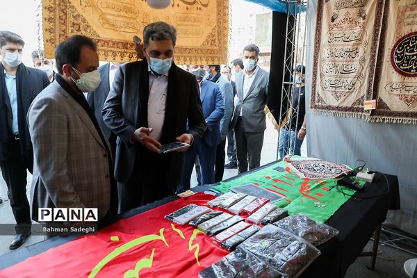 بازدید شهردارو رییس شورای شهر تهران از نمایشگاه عطر سیب