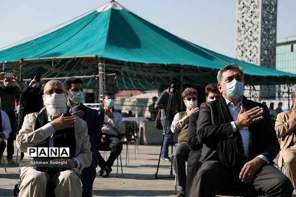 بازدید شهردارو رییس شورای شهر تهران از نمایشگاه عطر سیب