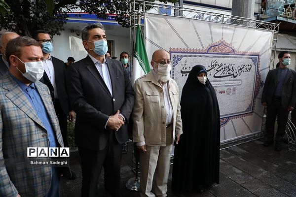 بازدید شهردارو رییس شورای شهر تهران از نمایشگاه عطر سیب