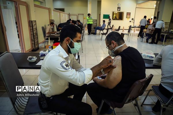 واکسیناسیون فرهنگیان در مدرسه ماندگار البرز