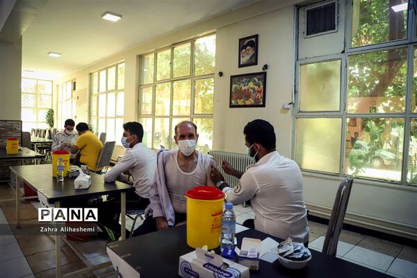 واکسیناسیون فرهنگیان در مدرسه ماندگار البرز