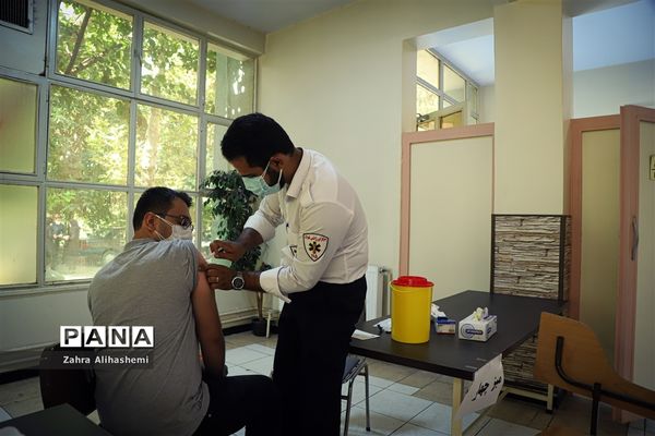 واکسیناسیون فرهنگیان در مدرسه ماندگار البرز