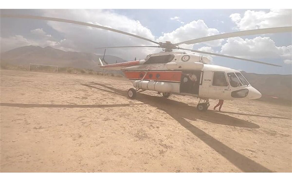 پرواز بالگرد هلال احمر بر فراز قله دماوند برای نجات ۲ کوهنورد کرمانی