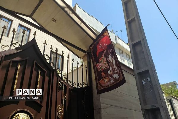 اهتزاز پرچم عزای امام‌حسین (ع) در معابر شهر