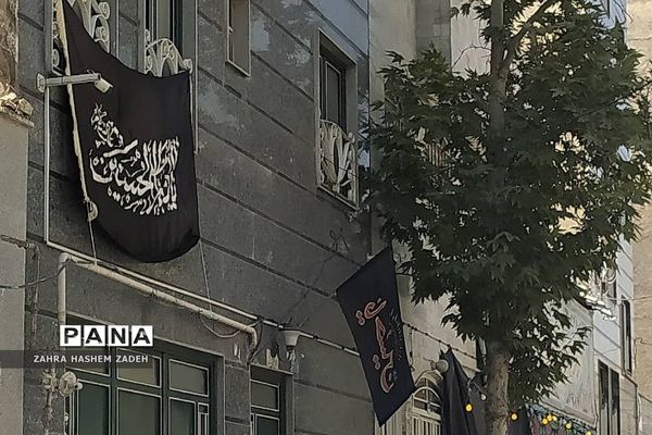 اهتزاز پرچم عزای امام‌حسین (ع) در معابر شهر